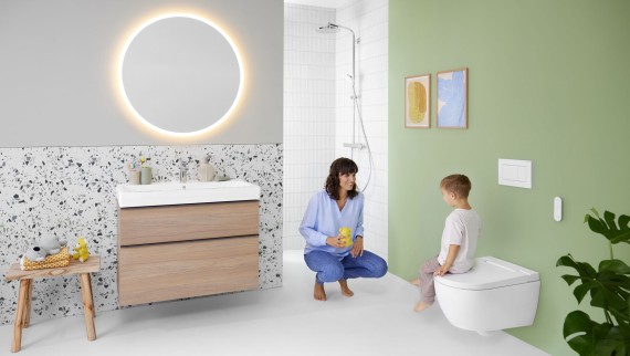 Woman and child in a colourful bathroom with Geberit Option mirror and Geberit AquaClean Alba Woman and child in a colourful bathroom with Geberit Option mirror and Geberit AquaClean Alba