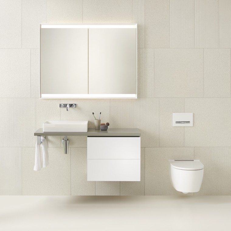 White bathroom with washplace and WC from Geberit ONE (© Geberit)