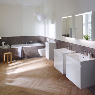 Bathroom with products from the Geberit Renova bathroom series Bathroom with products from the Geberit Renova bathroom series