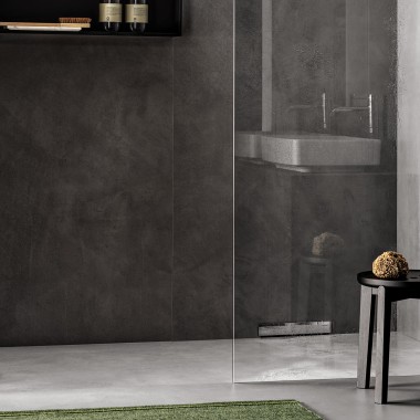 A floor-even shower with wall drain A floor-even shower with wall drain