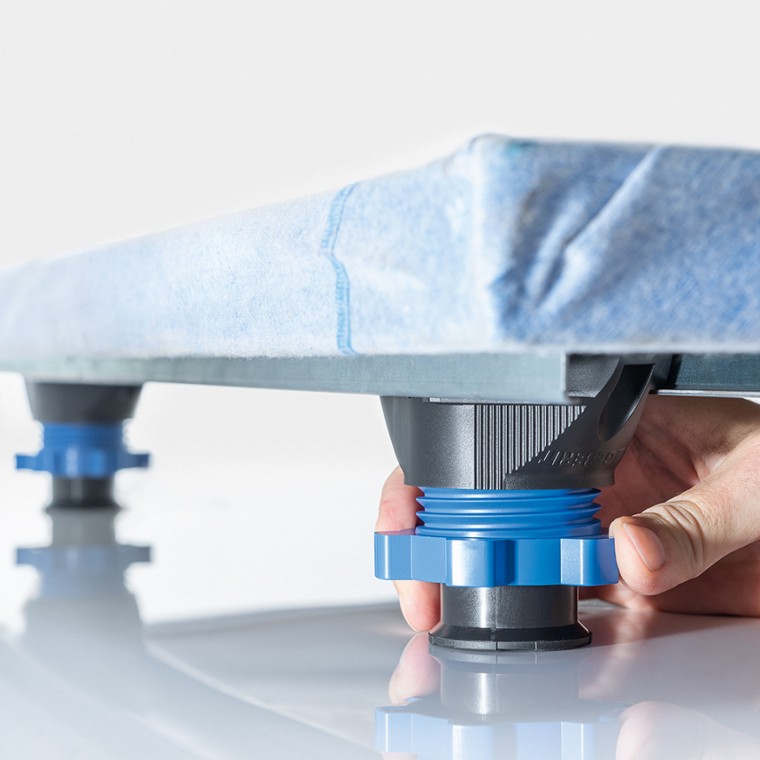 Simplified installation of shower surfaces with a set of feet which can be mounted without tools Simplified installation of shower surfaces with a set of feet which can be mounted without tools