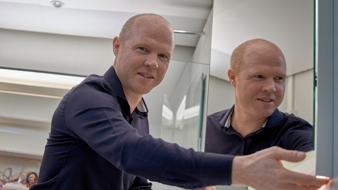 Lighting expert Andreas Janser in the light laboratory at Geberit headquarters in Rapperswil-Jona, Switzerland (© Geberit) Lighting expert Andreas Janser in the light laboratory at Geberit headquarters in Rapperswil-Jona, Switzerland (© Geberit)
