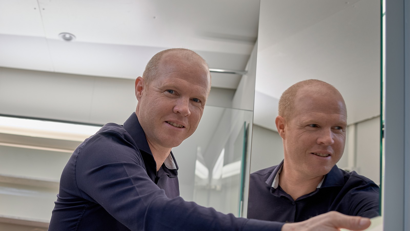 Lighting expert Andreas Janser in the light laboratory at Geberit headquarters in Rapperswil-Jona, Switzerland (© Geberit) Lighting expert Andreas Janser in the light laboratory at Geberit headquarters in Rapperswil-Jona, Switzerland (© Geberit)