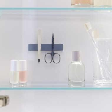 Geberit ONE mirror cabinet with magnetic strips inside (© Geberit) Geberit ONE mirror cabinet with magnetic strips inside (© Geberit)