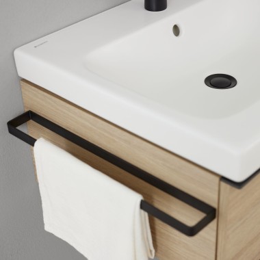 Geberit iCon washbasin cabinet with towel rail in black matt (© Geberit) Geberit iCon washbasin cabinet with towel rail in black matt (© Geberit)