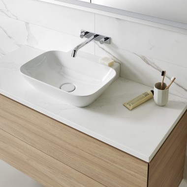 Washplace with white ceramic appliances and bathroom furniture made of wood (© Geberit) Washplace with white ceramic appliances and bathroom furniture made of wood (© Geberit)