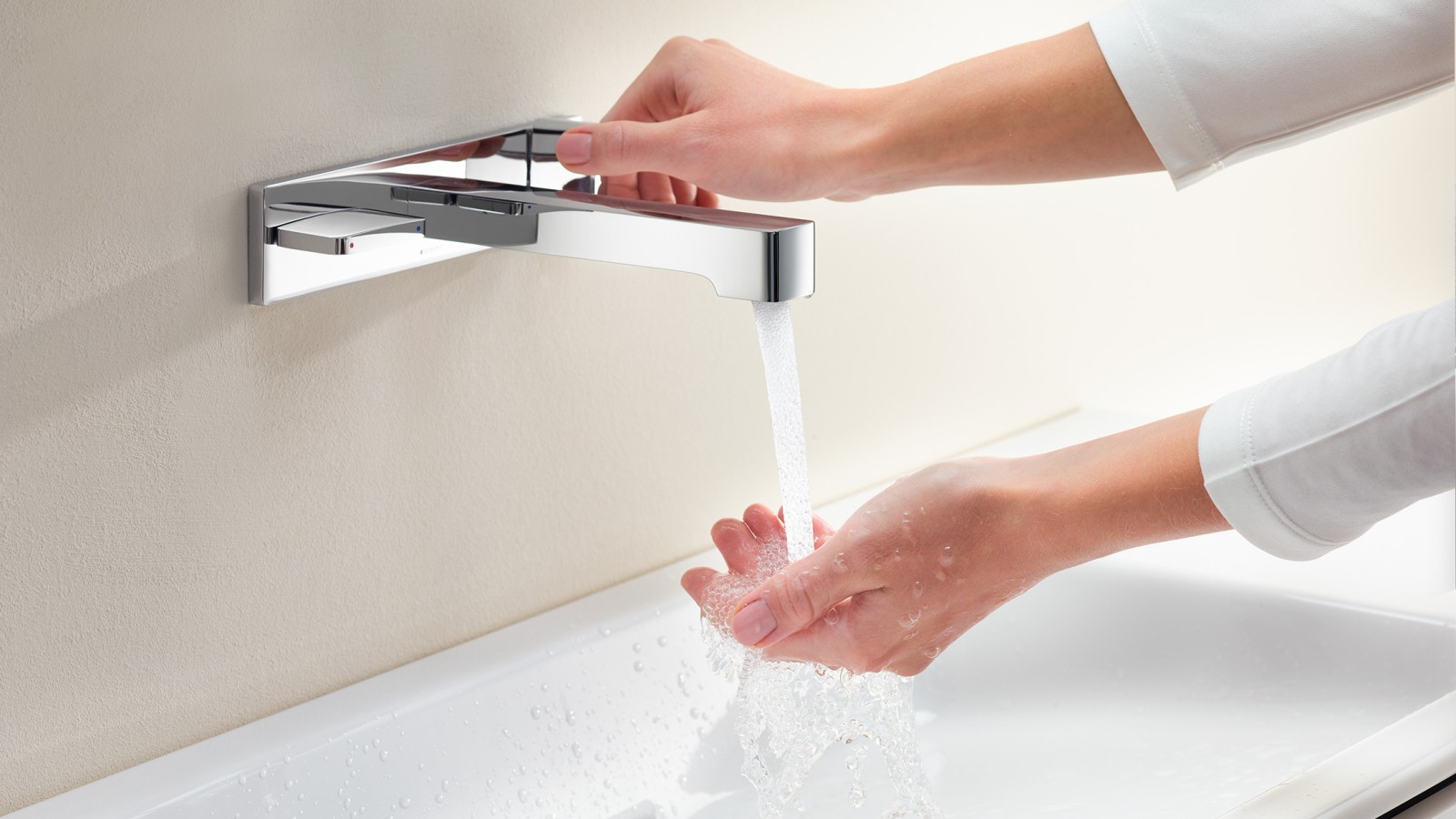 A woman turns on the tap and tests the intensity and temperature of the water jet (© Geberit) A woman turns on the tap and tests the intensity and temperature of the water jet (© Geberit)