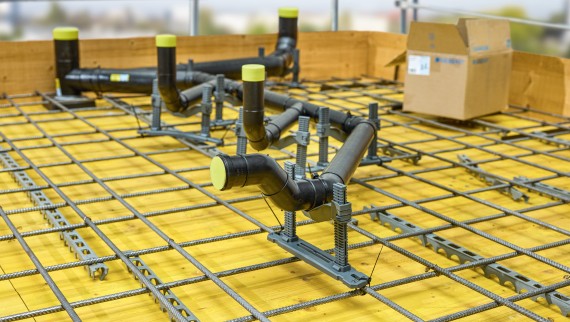 Tub shkarkimi dytësor Geberit PE i vendosur në beton