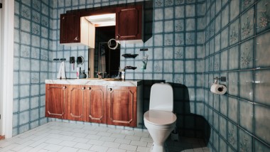 Bathroom with blue tiles and floor-standing WC Bathroom with blue tiles and floor-standing WC