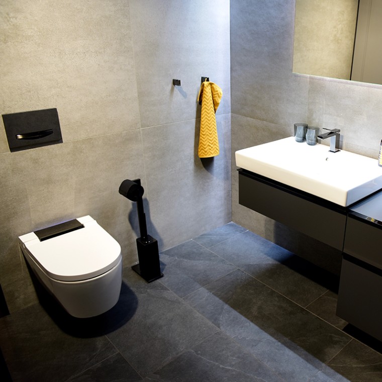 Minimalist look with black chrome in the bathroom Minimalist look with black chrome in the bathroom