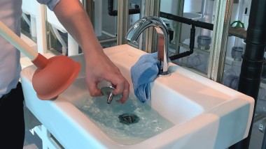 Trap cover in the washbasin is removed Trap cover in the washbasin is removed