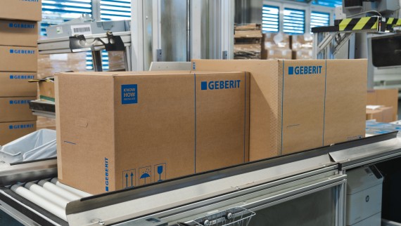 Paketimi i ri, më i vogël (majtas) për tualetet me dush krahasohet me kutinë e vjetër prej kartoni (djathtas) (© Julia Dunlop)