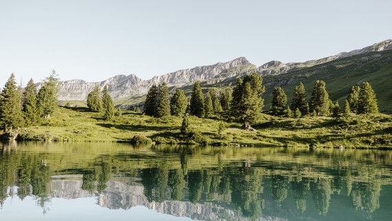 Imposing waterfall in a green landscape (© Geberit)