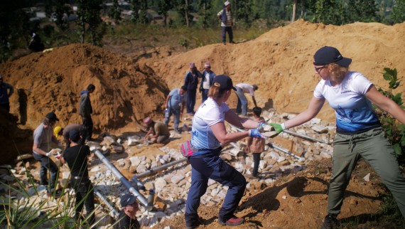 Geberit employees laying water supply pipes for a Nepalese village community (© Marcin Mossakowski) Geberit employees laying water supply pipes for a Nepalese village community (© Marcin Mossakowski)