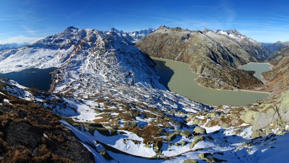 View of a winter landscape in the Grimsel region from the summit (© Kraftwerke Oberhasli AG) View of a winter landscape in the Grimsel region from the summit (© Kraftwerke Oberhasli AG)