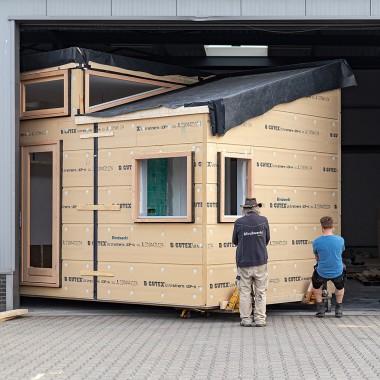 Big move for the small house: In May 2022, "Sprout" moved from the workshop to the green neighborhood of Olst-Wijhe (NL) (© Chiela van Meerwijk) Big move for the small house: In May 2022, "Sprout" moved from the workshop to the green neighborhood of Olst-Wijhe (NL) (© Chiela van Meerwijk)