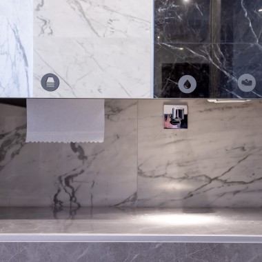 Sophisticated construction: Behind the large-format washbasin tile, the Geberit CleanLine20 shower channel ensures that the water drains away (© Opernhaus Chemnitz / Nasser Hashemi) Sophisticated construction: Behind the large-format washbasin tile, the Geberit CleanLine20 shower channel ensures that the water drains away (© Opernhaus Chemnitz / Nasser Hashemi)