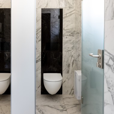 Rimless WC ceramics from the Acanto bathroom series (© Opernhaus Chemnitz / Nasser Hashemi) Rimless WC ceramics from the Acanto bathroom series (© Opernhaus Chemnitz / Nasser Hashemi)