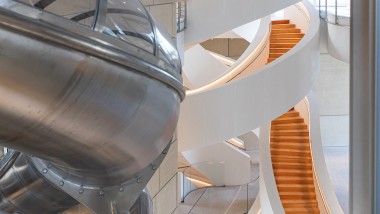 Inside the tower, an imposing, multi-winding staircase connects the floors. If you want, you can use a slide on the way down (© Adrian Deweerdt, Arles) Inside the tower, an imposing, multi-winding staircase connects the floors. If you want, you can use a slide on the way down (© Adrian Deweerdt, Arles)