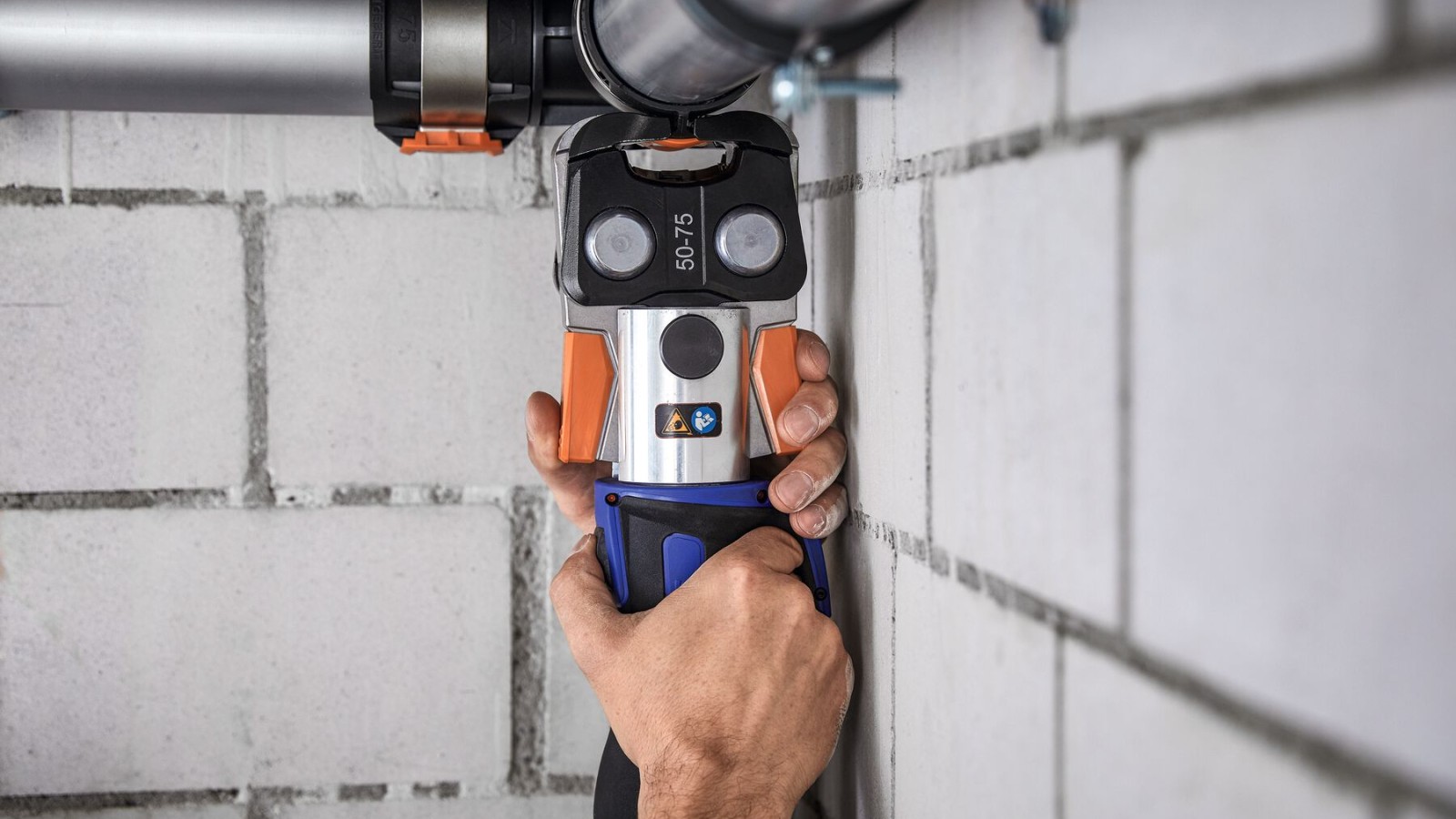 Geberit FlowFit mund të presohet edhe në vende të ngushta