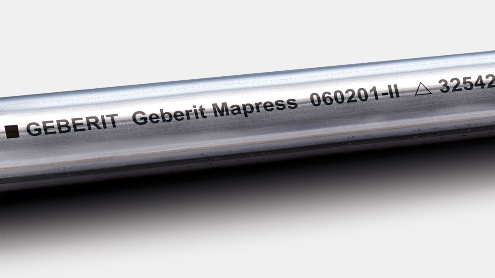 Etiketa e zezë identifikon tubin e sistemit Geberit Mapress Stainless Steel CrNiMo. Etiketa e zezë identifikon tubin e sistemit Geberit Mapress Stainless Steel CrNiMo.