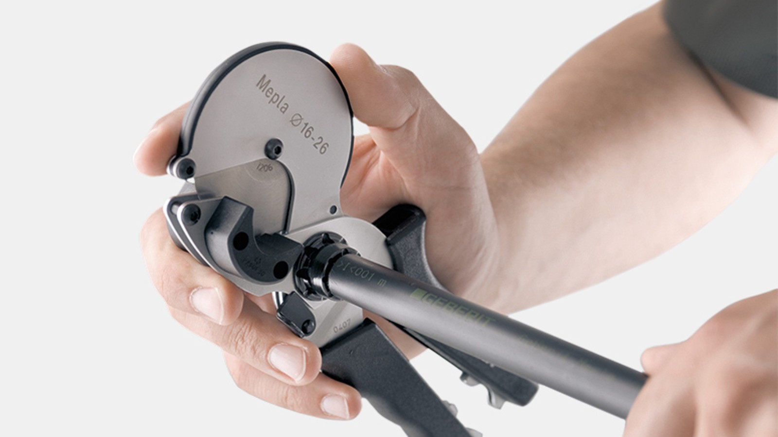 Prerja dhe pastrimi i tubit me një mjet të vetëm