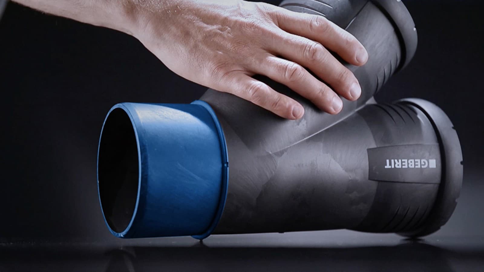 Me Geberit Silent-Pro, unaza ndaluese mbron sipërfaqen izoluese nga gërvishtjet Me Geberit Silent-Pro, unaza ndaluese mbron sipërfaqen izoluese nga gërvishtjet