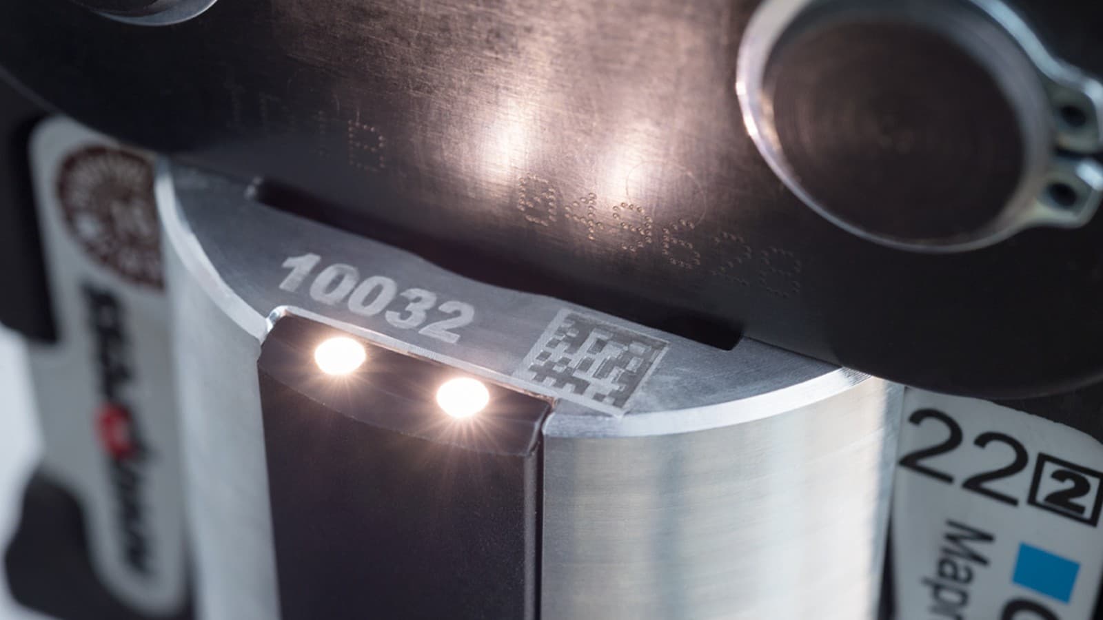 Vegël presimi Geberit me pikë presimi që ofron dukshmëri optimale në qoshe të errëta Vegël presimi Geberit me pikë presimi që ofron dukshmëri optimale në qoshe të errëta