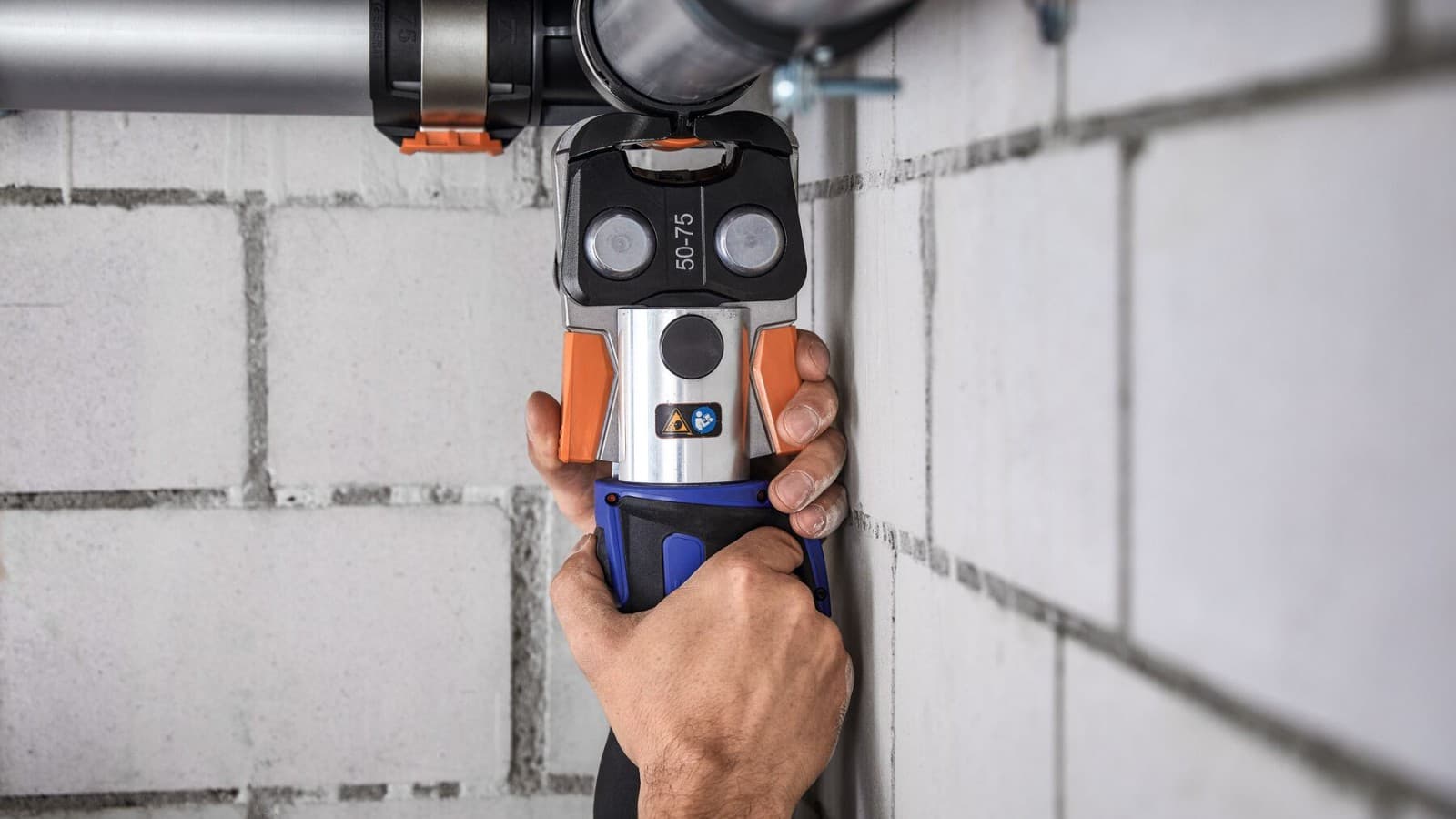 Geberit FlowFit mund të presohet edhe në vende të ngushta Geberit FlowFit mund të presohet edhe në vende të ngushta