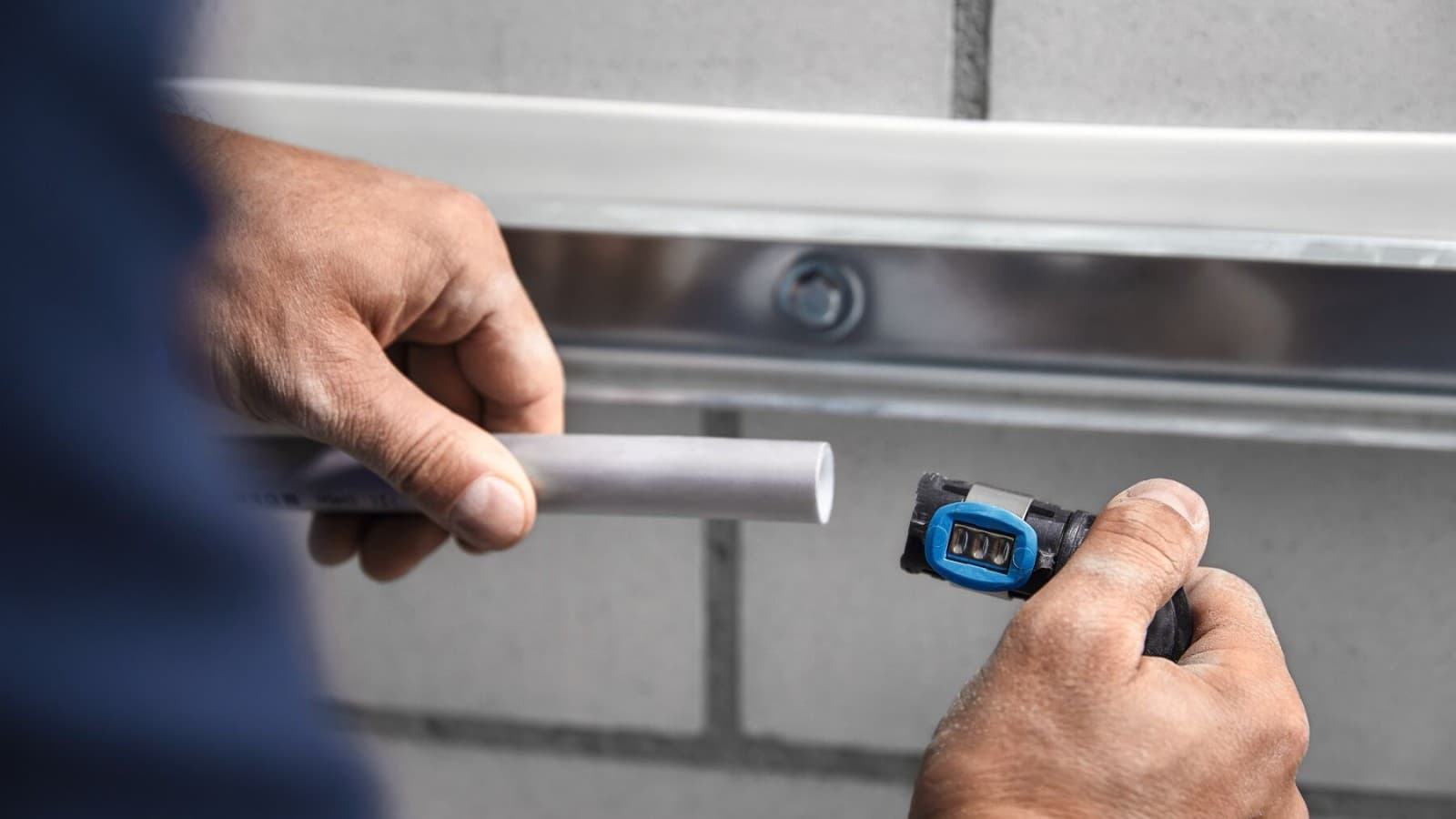 Lidhja Geberit FlowFit mund të montohet direkt pas prerjes në gjatësi. Lidhja Geberit FlowFit mund të montohet direkt pas prerjes në gjatësi.