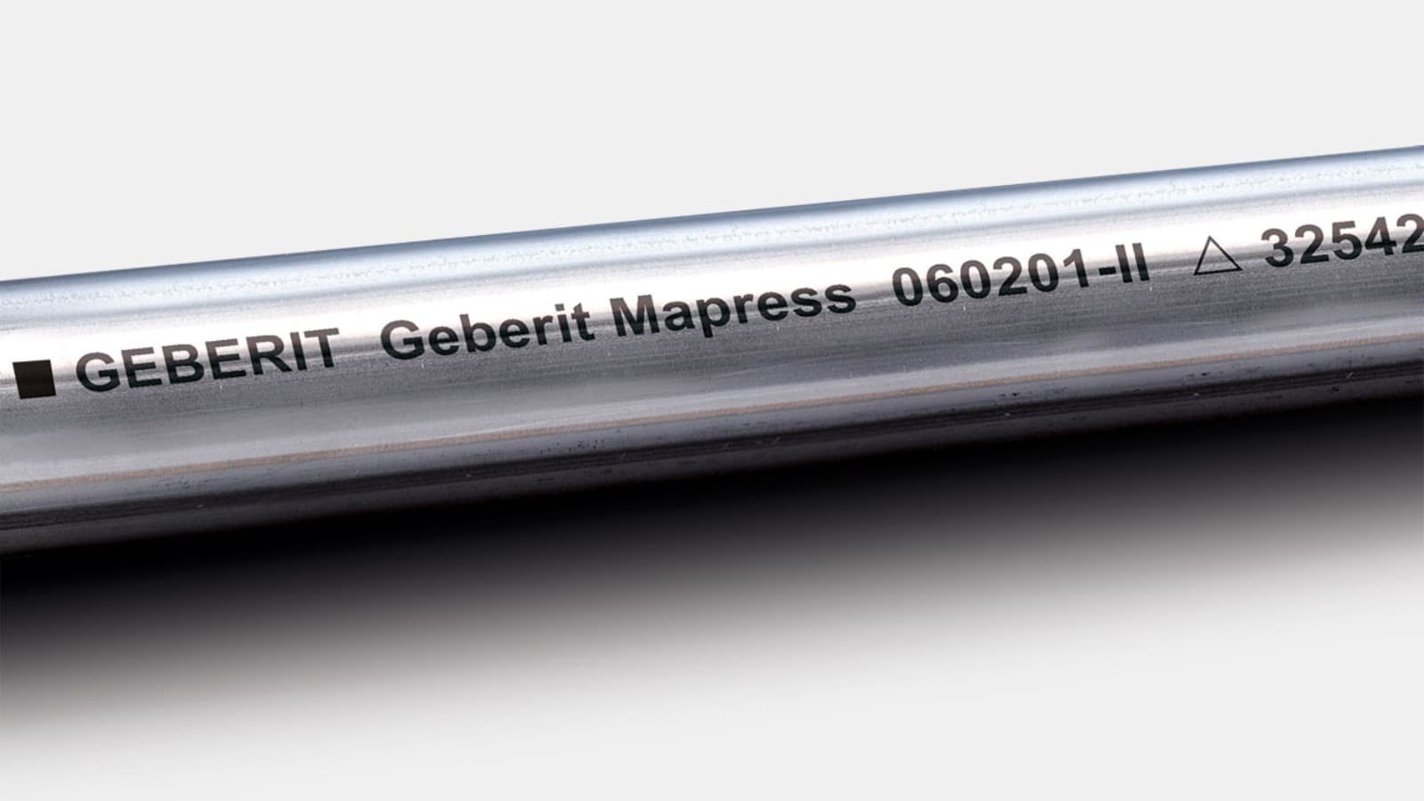 Etiketa e zezë identifikon tubin e sistemit Geberit Mapress Stainless Steel CrNiMo. Etiketa e zezë identifikon tubin e sistemit Geberit Mapress Stainless Steel CrNiMo.