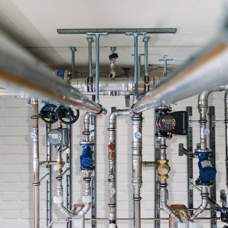 Geberit Mapress Therm ofron mbrojtje të besueshme kundër gërryerjes së jashtme në qarqet e mbyllura të ftohjes ose ngrirjes me formim kondensimi. Geberit Mapress Therm ofron mbrojtje të besueshme kundër gërryerjes së jashtme në qarqet e mbyllura të ftohjes ose ngrirjes me formim kondensimi.